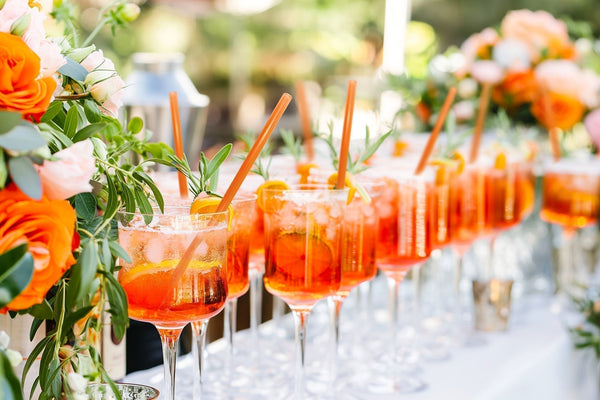 Nachhaltige Hochzeitstrends 2025 – Glastrinkhalme mit Gravur als persönliches Gastgeschenk