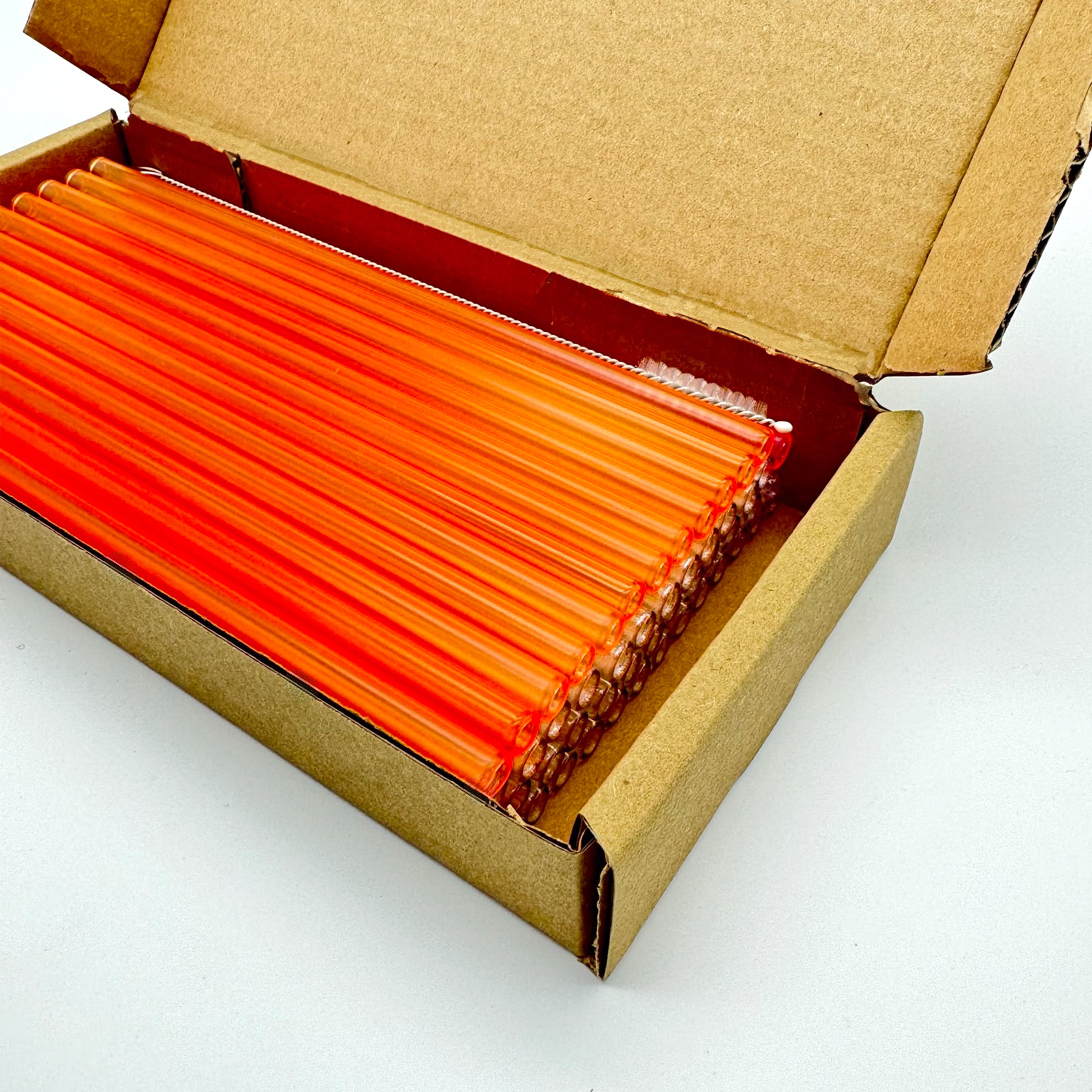 Im Set enthalten sind 50 Glastrinkhalme in Neonorange (20 cm, gerade) in einer sicheren Verpackung und eine Reinigungsbürste aus Nylon.
