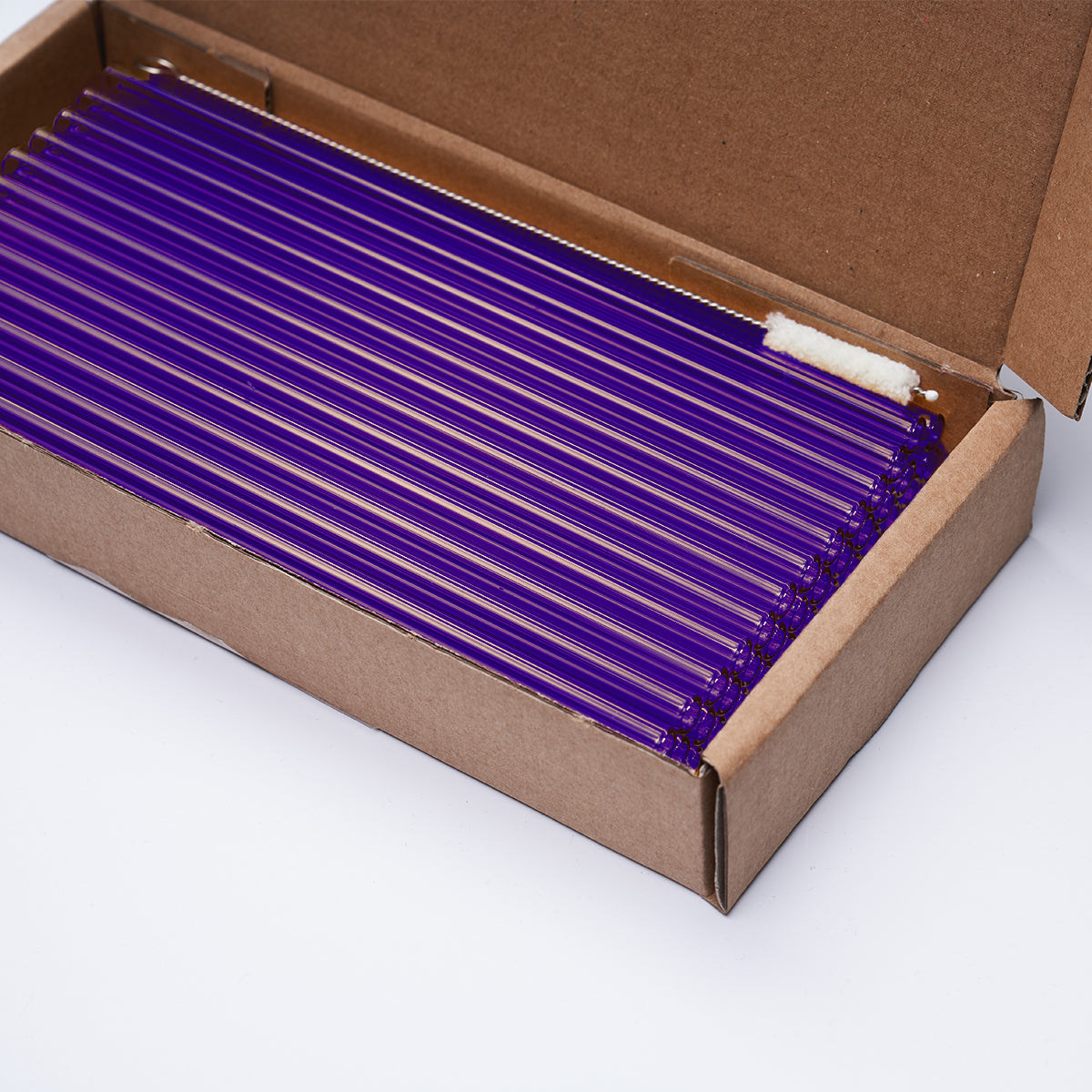 Im Set enthalten sind 50 Glastrinkhalme in Violett (20 cm, gerade) in einer sicheren Verpackung und eine Reinigungsbürste aus Nylon.