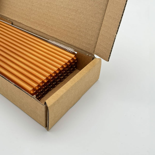 Im Set enthalten sind 50 Glastrinkhalme in Kupfer (15 cm, gerade) in einer sicheren Verpackung und eine Reinigungsbürste aus Nylon.