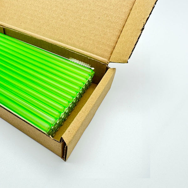 Im Set enthalten sind 50 Glastrinkhalme in Neongrün (15 cm, gerade) in einer sicheren Verpackung und eine Reinigungsbürste aus Nylon.