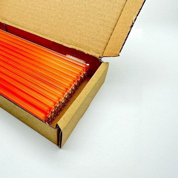 Im Set enthalten sind 50 Glastrinkhalme in Neonorange (20 cm, gerade) in einer sicheren Verpackung und eine Reinigungsbürste aus Nylon.