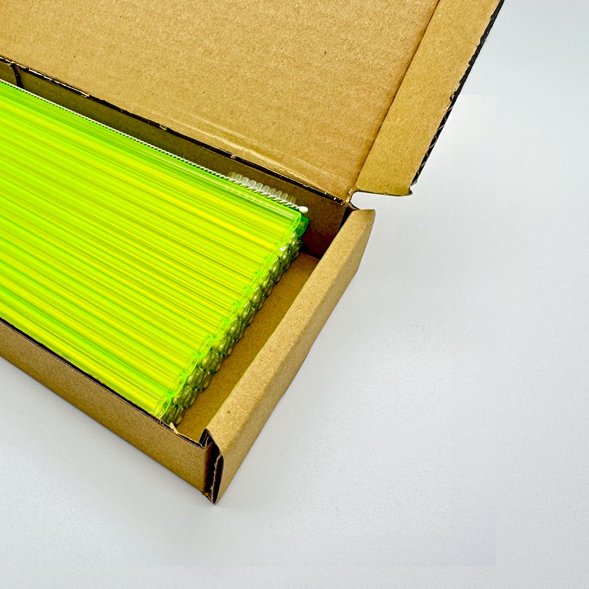 Im Set enthalten sind 50 Glastrinkhalme in Neongelb (15 cm, gerade) in einer sicheren Verpackung und eine Reinigungsbürste aus Nylon.