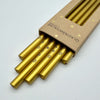 Im Set enthalten sind 6 goldene Glastrinkhalme (20 cm, gerade), die mit Schneeflocken graviert sind und eine Reinigungsbürste aus Nylon. Sie können in einer neutralen, oder weihnachtlichen Verpackung erworben werden.