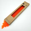 Im Set enthalten sind 6 neonorange Glastrinkhalme (23 cm, gerade), und eine Reinigungsbürste aus Nylon. Offene Verpackung.