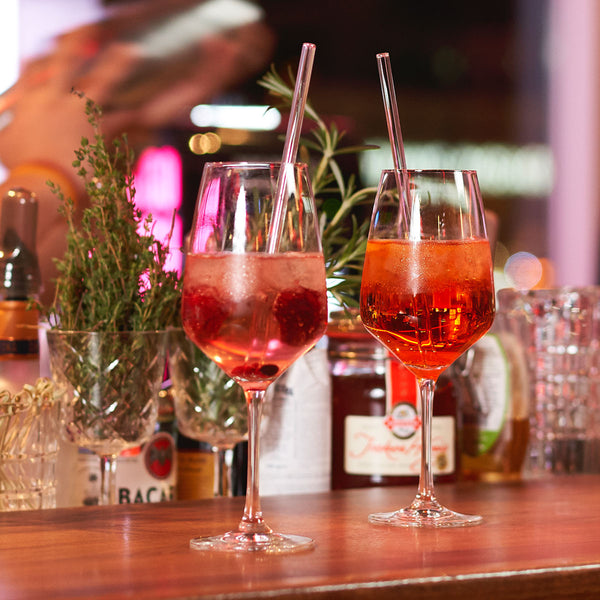 Unser 20 cm langer Standard-Glastrinkhalm passt in jedes Trinkglas - ein echter „Tausendsassa“ also! Ob Longdrink, Saftschorle, Wasser oder Softdrink: der 20 cm lange Tausendsassa freut sich über jede Erfrischung! Im Set enthalten sind 6 farblich sortierte Glastrinkhalme (20 cm, gerade; 1x gelb, 1x blau, 1x pink, 1x grün, 2x klar) und eine Reinigungsbürste aus Nylon oder Baumwolle. Produktmaße Länge: 20 cm Durchmesser: 8 mm