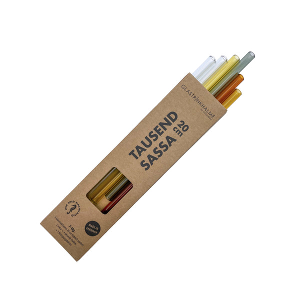 Unser 20 cm langer Standard-Glastrinkhalm passt in jedes Trinkglas - ein echter „Tausendsassa“ also! Ob Longdrink, Saftschorle, Wasser oder Softdrink: der 20 cm lange Tausendsassa freut sich über jede Erfrischung! Im Set enthalten sind 6 farblich sortierte Glastrinkhalme (20 cm, gerade; 1x amber, 1x light amber, 1x gelb, 1x grau, 2x klar) und eine Reinigungsbürste aus Nylon oder Baumwolle. Produktmaße Länge: 20 cm Durchmesser: 8 mm