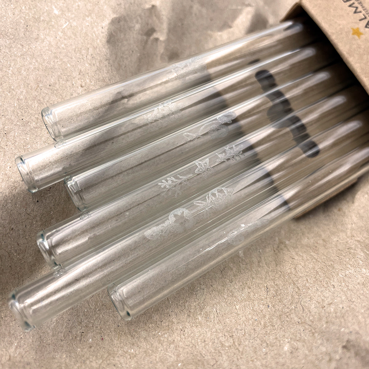 Unser 20 cm langer Standard-Glastrinkhalm passt in jedes Trinkglas - ein echter „Tausendsassa“ also! Ob Longdrink, Saftschorle, Wasser oder Softdrink: der 20 cm lange Tausendsassa freut sich über jede Erfrischung! Im Set enthalten sind 6 klare gravierte Glastrinkhalme mit weihnachtlichen Motiven (20 cm, gerade) und eine Reinigungsbürste aus Nylon oder Baumwolle.