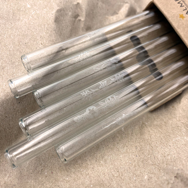 Unser 20 cm langer Standard-Glastrinkhalm passt in jedes Trinkglas - ein echter „Tausendsassa“ also! Ob Longdrink, Saftschorle, Wasser oder Softdrink: der 20 cm lange Tausendsassa freut sich über jede Erfrischung! Im Set enthalten sind 6 klare gravierte Glastrinkhalme mit weihnachtlichen Motiven (20 cm, gerade) und eine Reinigungsbürste aus Nylon oder Baumwolle.