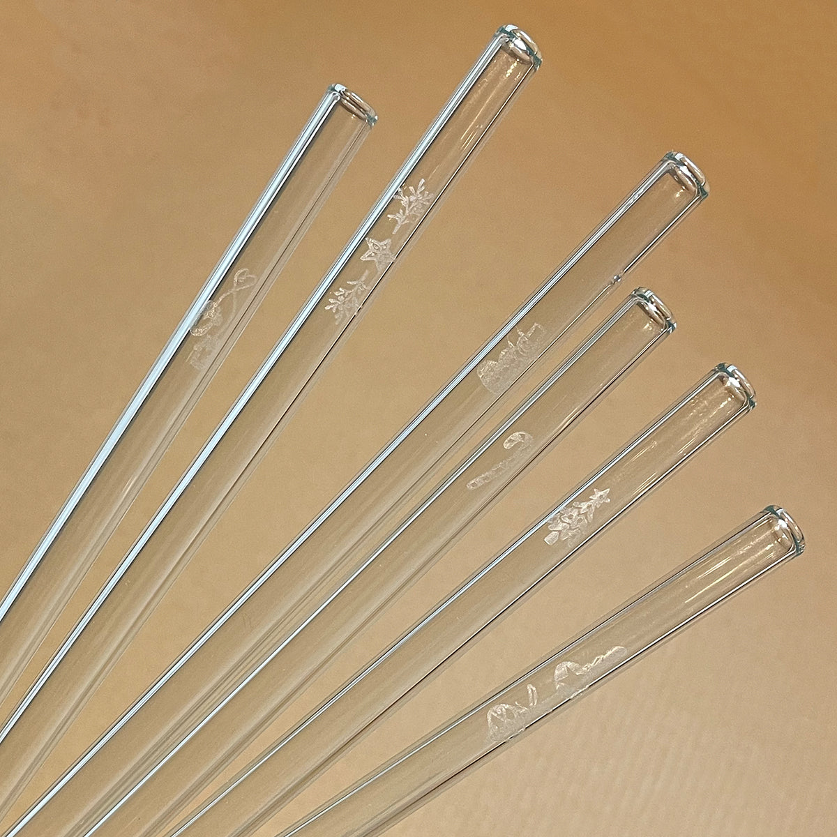 Unser 20 cm langer Standard-Glastrinkhalm passt in jedes Trinkglas - ein echter „Tausendsassa“ also! Ob Longdrink, Saftschorle, Wasser oder Softdrink: der 20 cm lange Tausendsassa freut sich über jede Erfrischung! Im Set enthalten sind 6 klare gravierte Glastrinkhalme mit weihnachtlichen Motiven (20 cm, gerade) und eine Reinigungsbürste aus Nylon oder Baumwolle. Produktmaße Länge: 20 cm Durchmesser: 8 mm