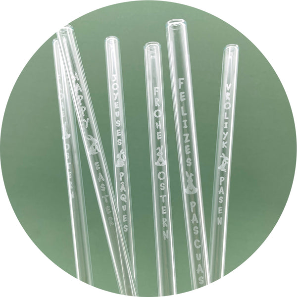 Im Set enthalten sind 6 klare gravierte Glastrinkhalme (20 cm, gerade) mit "Frohe Ostern" in verschiedenen Sprachen und eine Reinigungsbürste aus Nylon oder Baumwolle. Produktmaße Länge: 20 cm Durchmesser: 8 mm