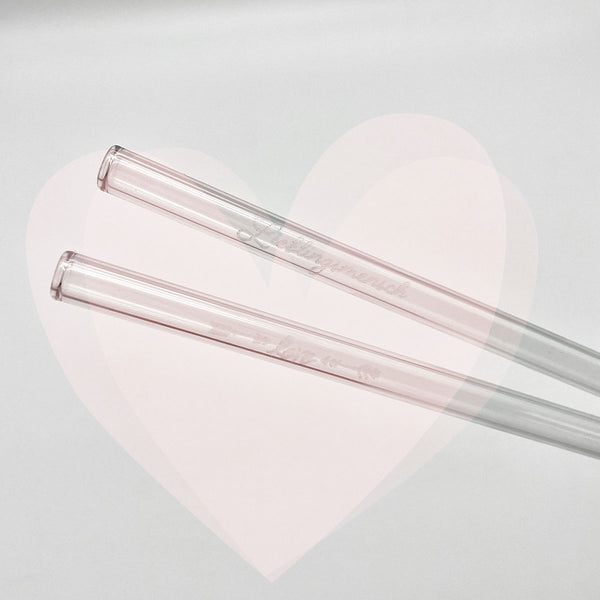 Unser 20 cm langer Standard-Glastrinkhalm passt in jedes Trinkglas - ein echter „Tausendsassa“ also! Ob Longdrink, Saftschorle, Wasser oder Softdrink: der 20 cm lange Tausendsassa freut sich über jede Erfrischung! Im Set enthalten sind 6 klare gravierte Glastrinkhalme mit 3x "Lieblingsmensch" und 3x "Love" (20 cm, gerade) und eine Reinigungsbürste aus Nylon oder Baumwolle. Produktmaße Länge: 20 cm Durchmesser: 8 mm