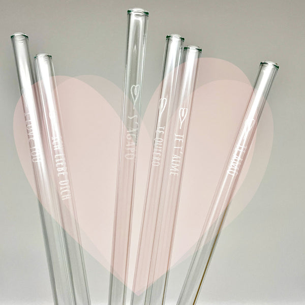 Unser 20 cm langer Standard-Glastrinkhalm passt in jedes Trinkglas - ein echter „Tausendsassa“ also! Ob Longdrink, Saftschorle, Wasser oder Softdrink: der 20 cm lange Tausendsassa freut sich über jede Erfrischung! Im Set enthalten sind 6 klare gravierte Glastrinkhalme mit "Ich liebe dich" in verschiedenen Sprachen (20 cm, gerade) und eine Reinigungsbürste aus Nylon oder Baumwolle. Produktmaße Länge: 20 cm Durchmesser: 8 mm
