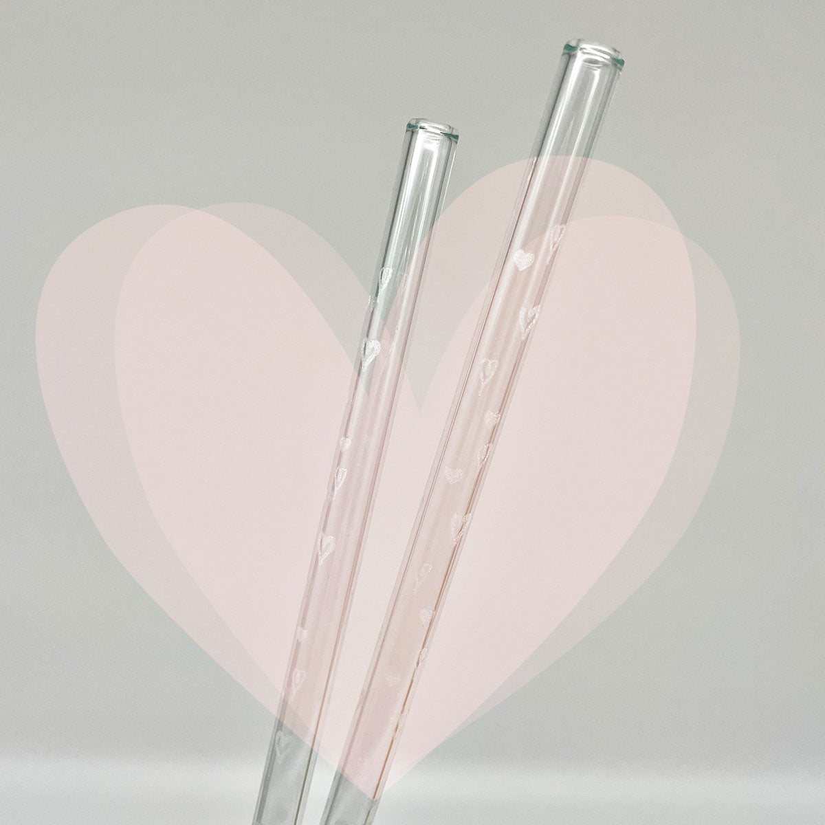 Unser 20 cm langer Standard-Glastrinkhalm passt in jedes Trinkglas - ein echter „Tausendsassa“ also! Ob Longdrink, Saftschorle, Wasser oder Softdrink: der 20 cm lange Tausendsassa freut sich über jede Erfrischung! Im Set enthalten sind 2 klare gravierte Glastrinkhalme mit Herzen (20 cm, gerade) und eine Reinigungsbürste aus Nylon oder Baumwolle. Produktmaße Länge: 20 cm Durchmesser: 8 mm