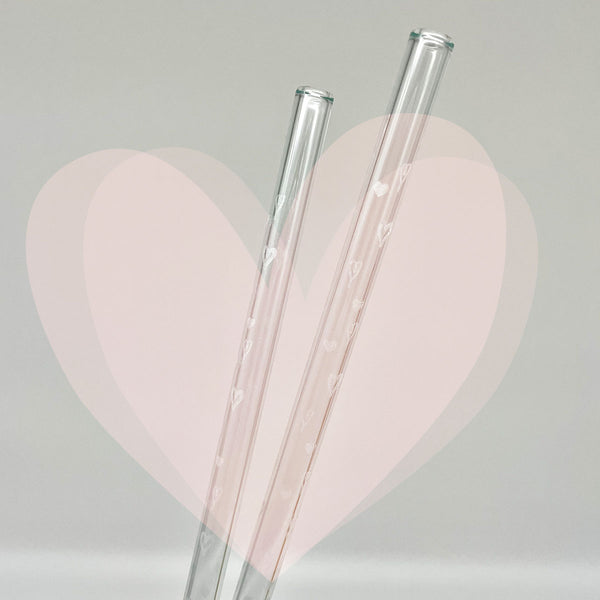 Unser 20 cm langer Standard-Glastrinkhalm passt in jedes Trinkglas - ein echter „Tausendsassa“ also! Ob Longdrink, Saftschorle, Wasser oder Softdrink: der 20 cm lange Tausendsassa freut sich über jede Erfrischung! Im Set enthalten sind 2 klare gravierte Glastrinkhalme mit Herzen (20 cm, gerade) und eine Reinigungsbürste aus Nylon oder Baumwolle. Produktmaße Länge: 20 cm Durchmesser: 8 mm