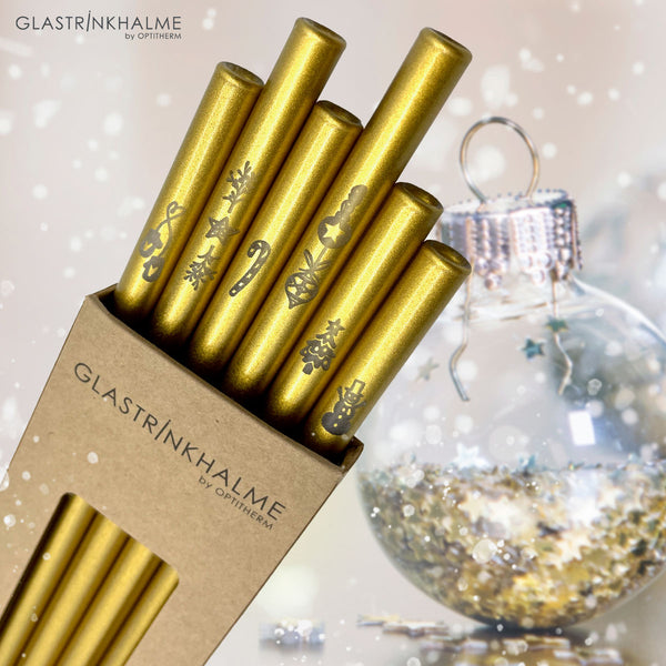 Im Set enthalten sind 6 goldene Glastrinkhalme (20 cm, gerade), die mit weihnachtlichen Motiven graviert sind und eine Reinigungsbürste aus Nylon. Sie können in einer neutralen, oder weihnachtlichen Verpackung erworben werden. Bitte bei der Bestellung angeben.
Offene Verpackung mit weihnachtilichen Hintergrund: Glitzer und Glas-Weihnachtskugel mit goldenen Glitzersternen.