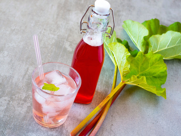 ERNTEZEIT: Selbstgemachter Rhabarbersirup